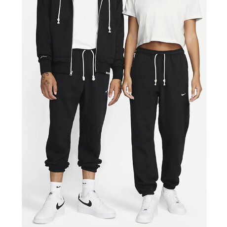 CK6365-010-Nike-Standard-Issue-Sweatpants-Par-Fram-basketshop.se.jpg