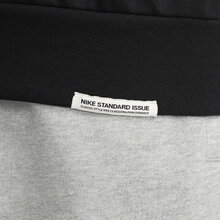 DQ5818-010-Nike-Standard-Issue-Hoody-Svart-Marke-Basketshop.se