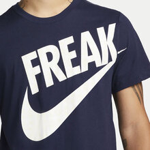 DR7645-498-Nike-Freak-Tee-Nara-Basketshop.se