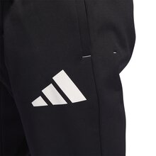 HB5449_APP_on-model_detail-2_white